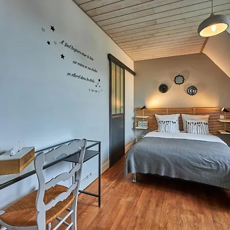 Cosy Bord De 贝桑于潘港